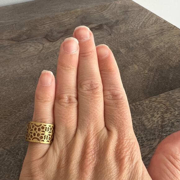 Gold tone filigree intricate wide cigar band ring - size 7 - Picture 4 of 5